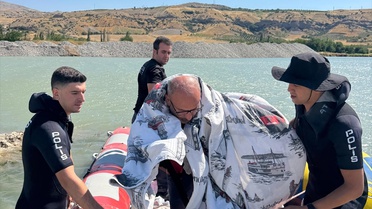 Adıyaman'da Bot Alabora, Mahsur Kalan Kurtarıldı