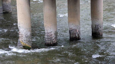 Ayaklarının betonu dökülen, demirleri açığa çıkan köprü korkutuyor