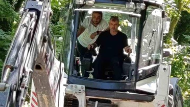Başkan makamı bıraktı, kepçe koltuğuna geçti