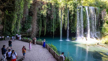 Düden Şelalesi sıcak Antalya günlerinde ziyaretçilerine serin mola mekanı oldu