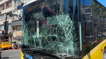Fatih'te İETT otobüsü ile ambulans çarpıştı: 5 yaralı