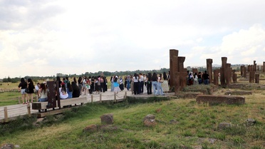 Ahlat Mezarlığı'na Ziyaretçi Akını