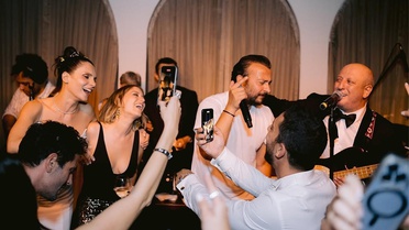 Ünlü oyuncular Hazal Kaya ve eşi Ali Atay ülkeyi terk ediyor