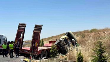 Uşak'ta Tır Kazası: 3 Yaralı, 1'inin Hayati Tehlikesi Var