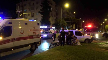Antalya'da iki hafif ticari araç kavşakta çarpıştı: 3 yaralı