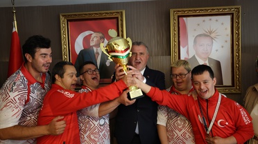 Bakan Bak'tan özel sporculara madalya kabulü