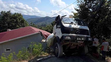 Beton Mikseri Ev Çatısına Düştü!