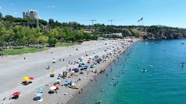 Büyükşehir'den Konyaaltı Sahili'nde 7/24 temizlik mesaisi