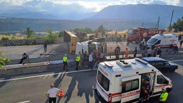 Safranbolu'da Tır Devrildi, Sürücü Yaralandı