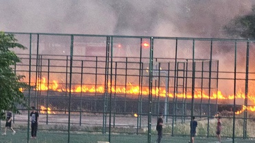 Yangına rağmen futbol oynamaya devam ettiler; o anlar kamerada