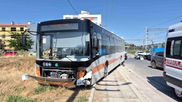 Eskişehir'de 2 belediye aracının çarptığı otomobildeki 2 kişi yaralandı