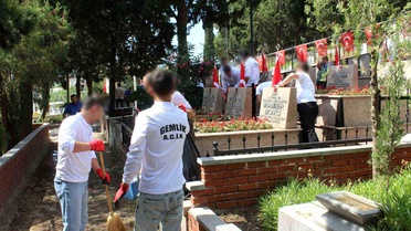 Hükümlüler ve personelden şehitliğe anlamlı ziyaret