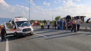 Safranbolu'da Tır Devrildi: Sürücü Yaralı