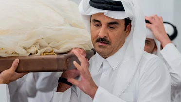 Katar Eski Emiri Şeyh Hamad Bin Halife Al Sani son yolculuğuna uğurlandı, tabutunu oğlu omuzladı