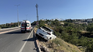 Kayseri'de Kontrolden Çıkan Araç Askıda Kaldı