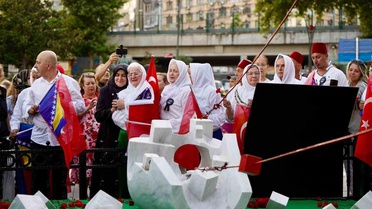 Srebrenitsa Soykırımı şehitleri Kartal'da karanfillerle anıldı
