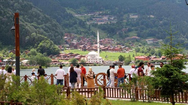 Uzungöl'de Turizm Sezonu Canlandı
