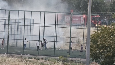 Diyarbakır'da Yangın, Çocuklar Futbol Oynamaya Devam Etti