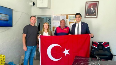 15 Temmuz öncesi esnafa Türk bayrağı dağıtıldı