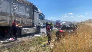Dinar'da Tır ve Kamyonet Çarpıştı: 1 Ölü