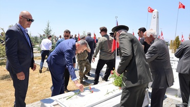Ağrı Valisi 15 Temmuz Şehitliği'ni Ziyaret Etti
