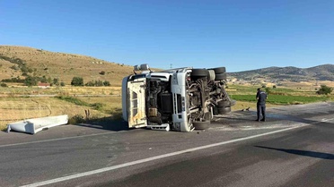 Bolvadin'de Tır Kazası: Sürücü Yaralandı