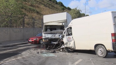 Bağcılar'da Kamyon ile Minibüs Çarpıştı