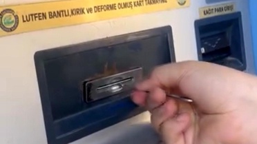 Eskişehir Büyükşehir Belediyesi'ne ait otomattan kartını ancak cımbızla alabildi