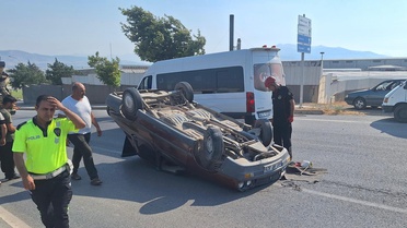 Takla atan araçta 2 kişi sıkıştı