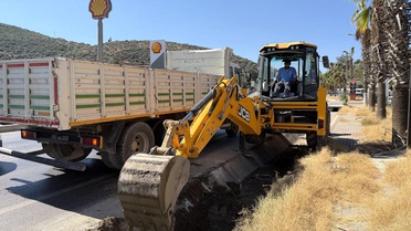 Kuşadası'nda su kanallarının bakım ve temizlik çalışması devam ediyor