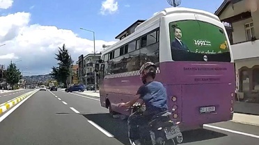 Sapanca'da Motosikletli Sürücü Tehlikeli Hareketler Sergiledi