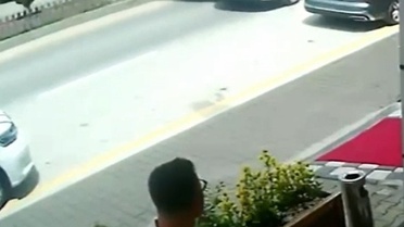 Bolu'da park halindeki araca kamyonet çarptı