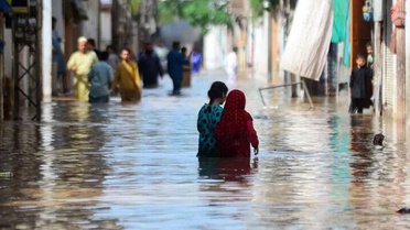 Pakistan'da şiddetli yağışlar nedeniyle evin çatısı çöktü,11 kişi hayatını kaybetti