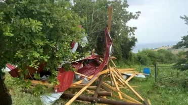 Sinop'ta Şiddetli Rüzgar Samanlığın Çatısını Uçurdu