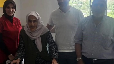 100 Yaşındaki Kadın Ameliyatla Yürümeye Başladı