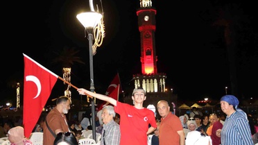 İzmir'de 15 Temmuz etkinliği: Binlerce kişi Konak Meydanı'nı doldurdu