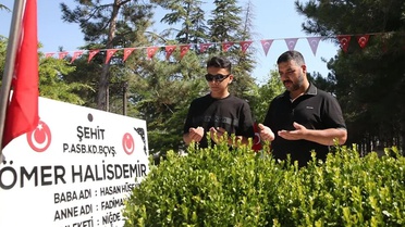 Ömer Halisdemir'in kabrine ziyaretçi akını: Oğluma onun adını verdim