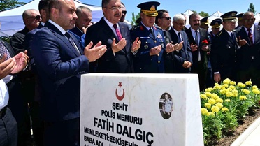 Vali Yılmaz, Şehit Polis Fatih Dalgıç'ı Kabri Başında Andı