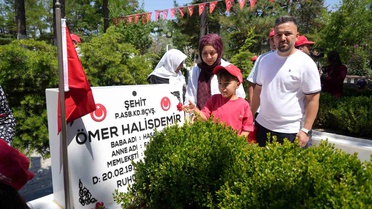 Ömer Halisdemir’in kabri 15 Temmuz’un 10. yılında ziyaretçi akınına uğradı