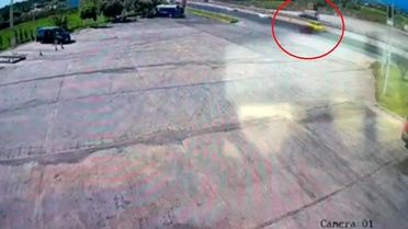 Alkollü Sürücünün Kaza Anı Güvenlik Kamerasında