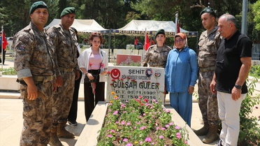 Genç kız, şehit komiser yardımcısı Gülşah Güler'in kabrini ziyaret etti