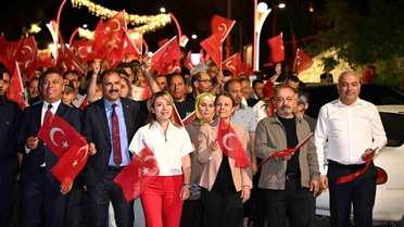 Demirci'de demokrasi nöbetinde kahramanlık türküleri yankılandı