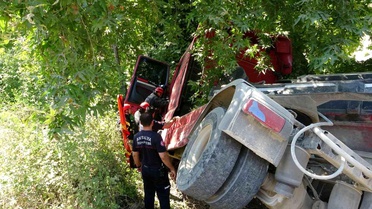 Devrilen çekici çınar ağacına takıldı sürücü araç içinde sıkıştı