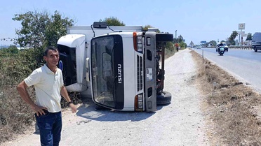Kamyon Şarampole Devrildi, Sürücüsü Kurtarıldı