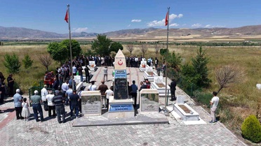 Erzincan Valisi Aydoğdu, Edebük Şehitliği'nde Şehitleri Andı