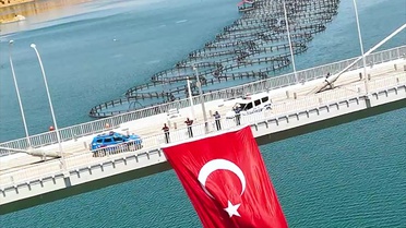 Ağın'da şehit köprüsünde 15 Temmuz için dev Türk bayrağı
