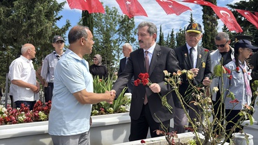 Minik Elif, şehit dayısının fotoğrafını öptü