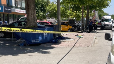 Konya'da kahreden kaza: Ticari taksi, kaldırımdaki anne-kızı hayattan kopardı