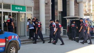Kuşadası'nda Jandarma Operasyonu: İki Aranan Yakalandı