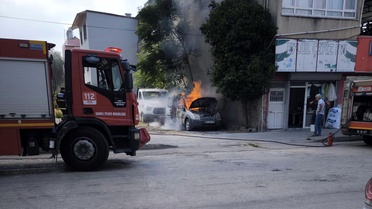 Osmaniye'de park halindeki hafif ticari araç yandı